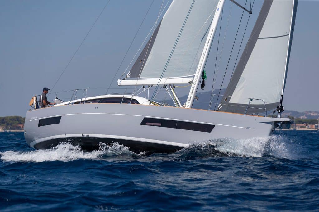 Pilot Saloon 48e en navigation, voilier de luxe, fabrication de voilier de luxe, croisière de luxe